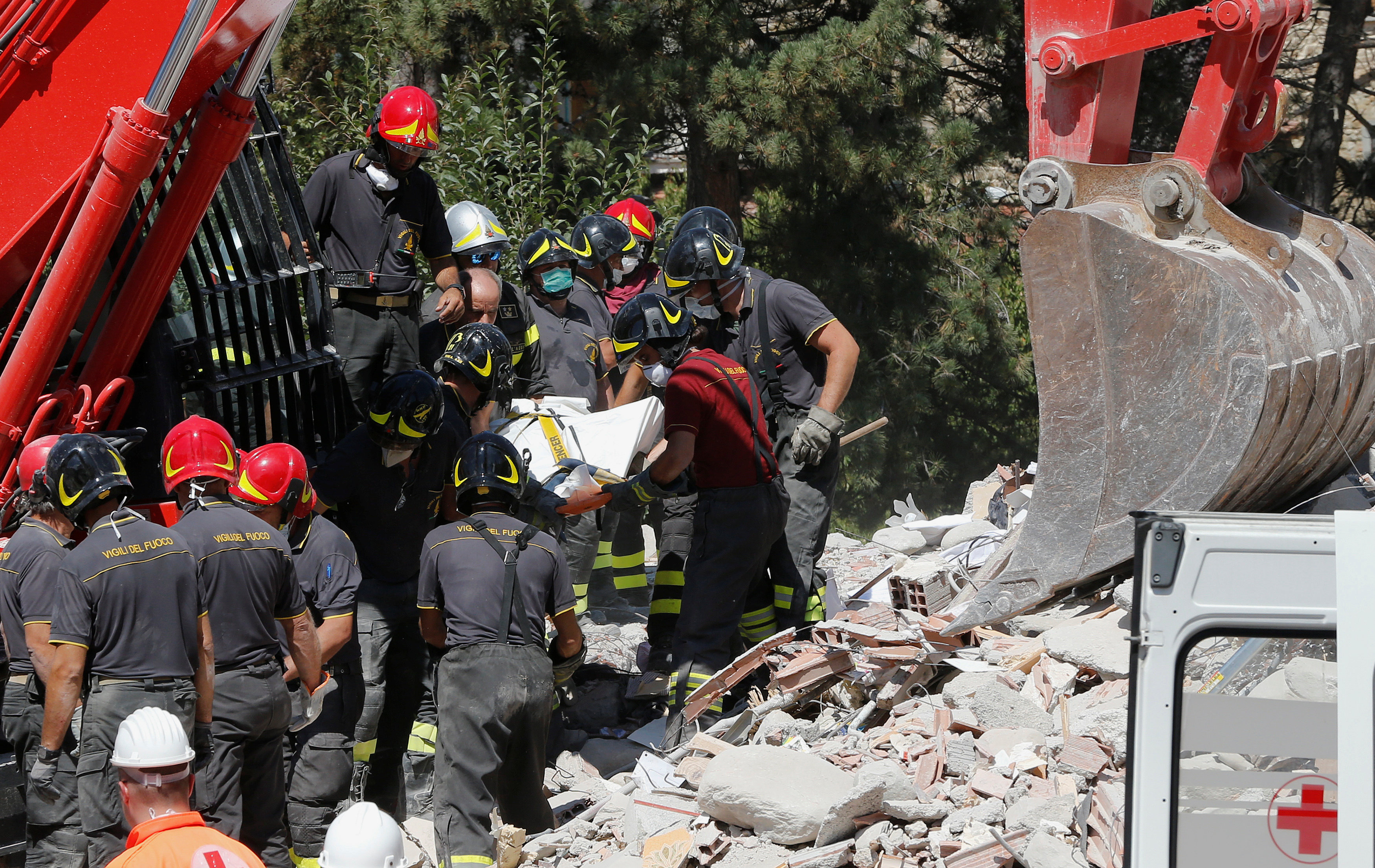 Bomberos advierten sobre riesgos por inestabilidad del terreno en Amatrice