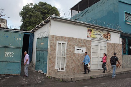 Delincuentes toman de rehenes a empleados y clientes de peluquería en Los Teques