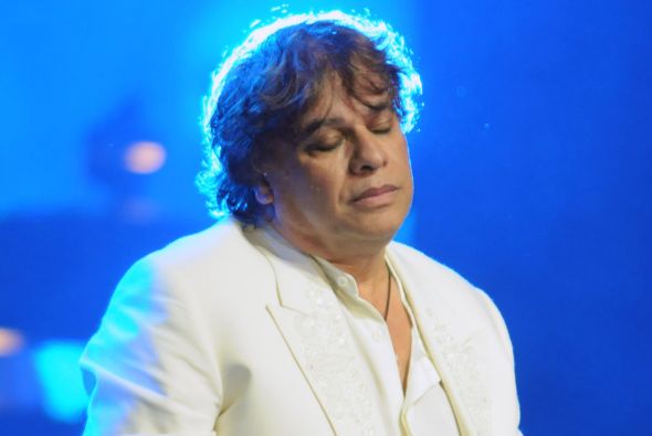 Juan Gabriel vuelve a emocionar a sus seguidores con “aparición” seis meses después de su muerte (Videos)