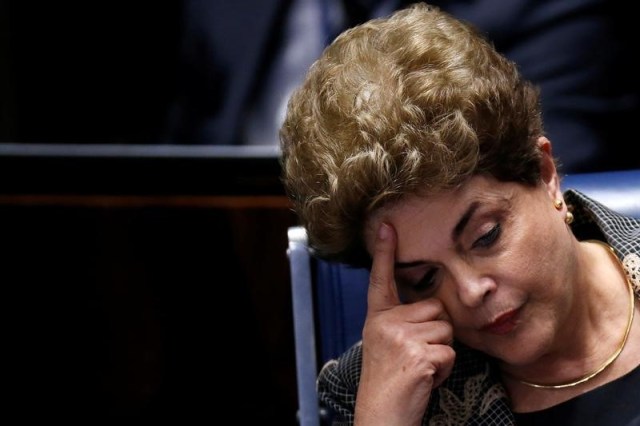 La suspendida presidenta de Brasil, Dilma Rousseff, durante la sesión final del debate sobre el juicio político en su contra, en Brasilia. 29 de agosto de 2016. El Senado de Brasil declaró el miércoles culpable a la presidenta Dilma Rousseff de violar las leyes presupuestarias y la removió formalmente de su cargo, en la culminación de un juicio político que ha polarizado a la mayor economía de América Latina. REUTERS/Ueslei Marcelino