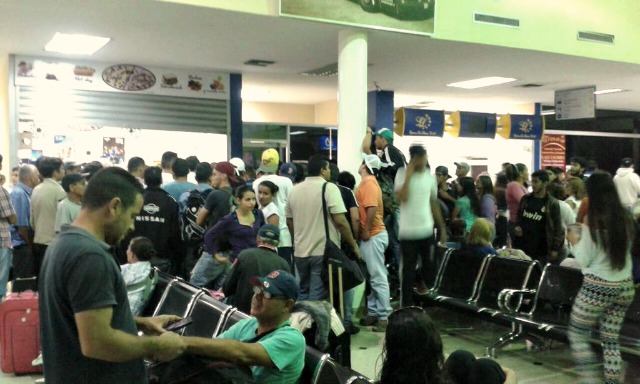 Impiden la salida de autobuses desde el terminal de San Cristóbal (Fotos)