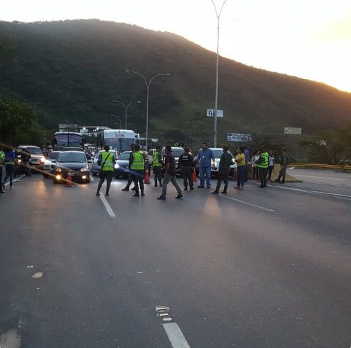 Paso restringido en la autopista Gran Mariscal de Ayacucho a la altura de El Cercado