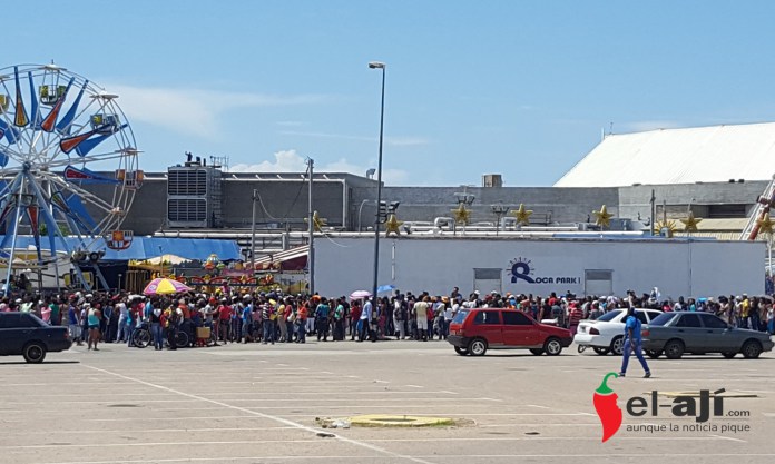 Así está la cola para comprar “lo que haya” en algunos comercios de Nueva Esparta