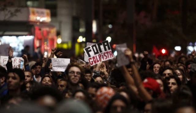 Supporters of Dilma Rousseff protest after she was ousted as president in a Senate impeachment vote, on Paulista Avenue in Sao Paulo, Brazil on September 1, 2016. / AFP PHOTO / Miguel SCHINCARIOL