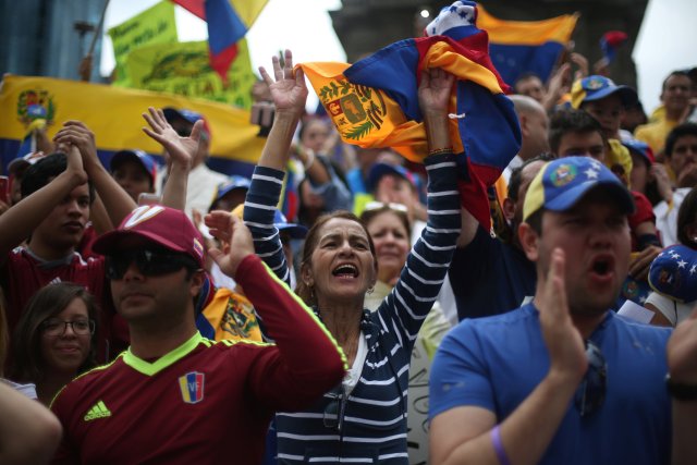 Venezuelans living in Mexico take part in a protest to demand a referendum to remove Venezuela's President Nicolas Maduro at Angel de la Independencia monument in Mexico City, Mexico, September 4, 2016. REUTERS/Edgard Garrido