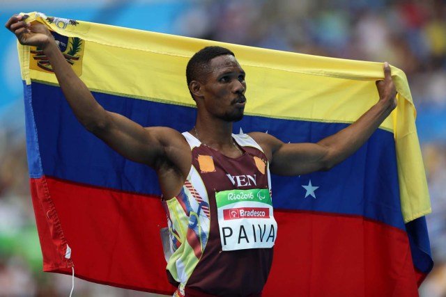 BRA01. RÍO DE JANEIRO (BRASIL), 09/09/2016.- El atleta Luis Arturo Paiva de Venezuela celebra al ganar la medalla de plata en la final de los 400m hoy, viernes 9 de septiembre de 2016, durante las pruebas de atletismo de los Juegos Paralímpicos Río 2016, en el estadio Olímpico de Río de Janeiro (Brasil). EFE/Marcelo Sayão