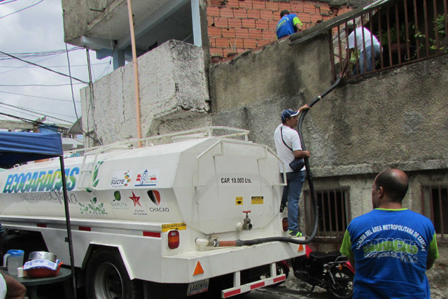 Alcaldía Metropolitana lleva agua a Caucagüita tras dos meses sin que les llegue