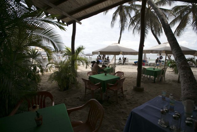 En la imagen, tomada el 14 de septiembre de 2016, mesas vacías en un restaurante junto al mar, en la playa de Pampatar, en la isla de Margarita, Venezuela. Altos funcionarios de todo el mundo que viajan para la Cumbre de Países No Alineados verán la infraestructura de los días dorados de la isla de Margarita, incluyendo grandes hoteles a pie de playa y tres centros comerciales con tiendas de alta gama, aunque ahora están en su mayoría vacíos. (AP Foto/Ariana Cubillos)