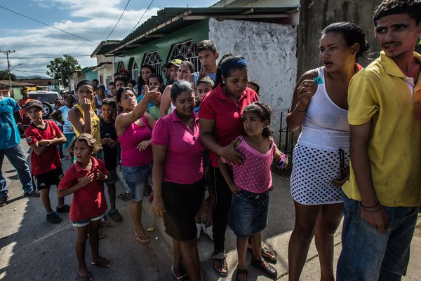 Un centenar de personas esperaban en fila durante cinco horas en junio para comprar una ración de aproximadamente una libra de pan de una panadería pequeña en Cumaná. Un pan cuesta alrededor de 50 centavos en muchos lugares de Venezuela. MERIDITH KOHUT PARA THE NEW YORK TIMES