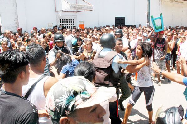 ¡Insólito! Unos Polivargas golpearon a dos mujeres y le halaron los cabellos por reclamar en una cola