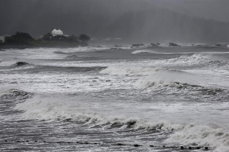 Una treintena de heridos e inundaciones por tifón Malakas al sur y oeste de Japón