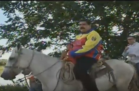 ¡Pobre caballo!… Vacílate a Nicolás cabalgando a uno (FOTOS)