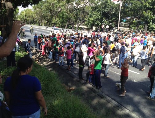 Protestan en la Francisco Fajardo a la altura de Hornos de Cal por embarque de las bolsas Clap