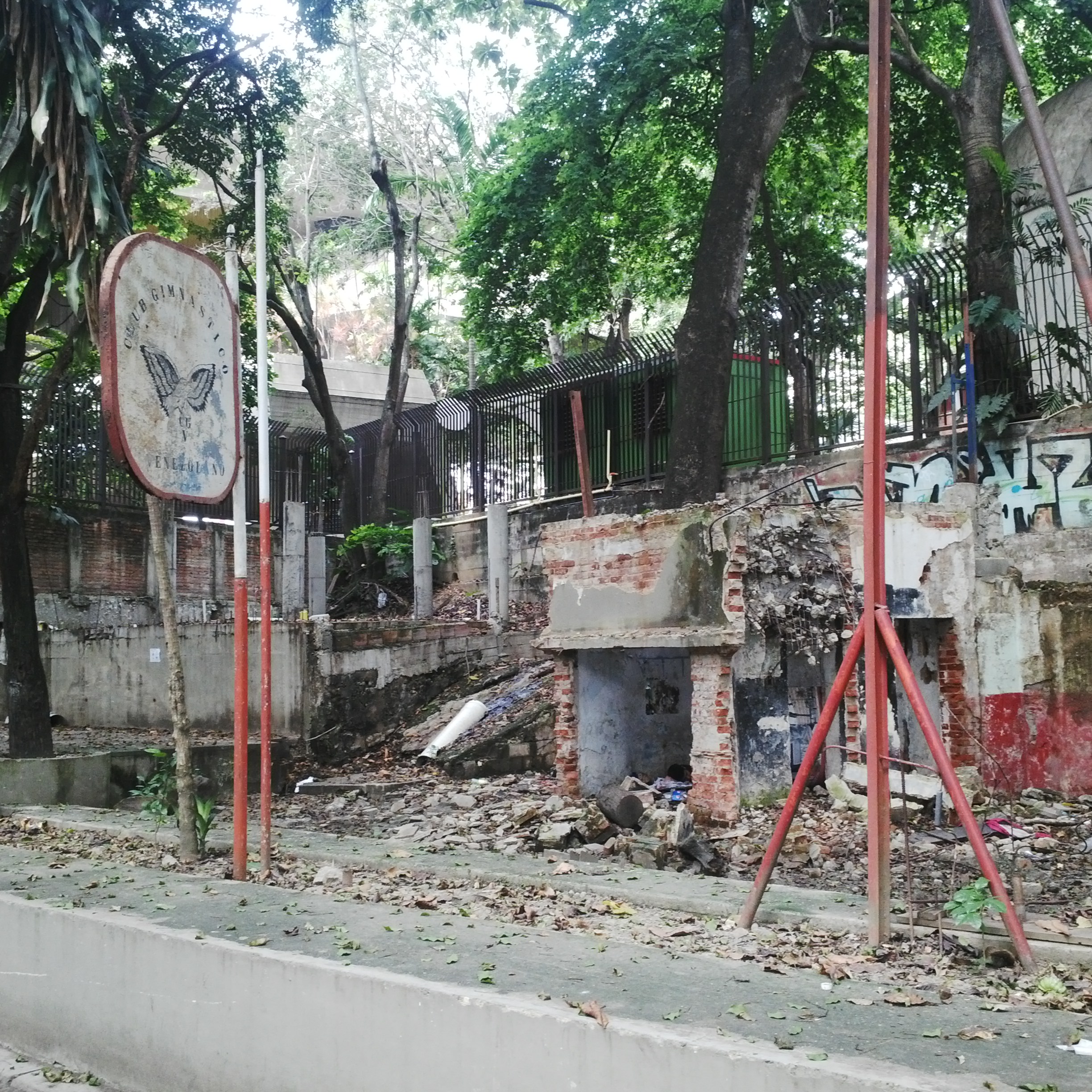 Denuncian destrucción con malversación de fondos incluida en el Parque Los Caobos