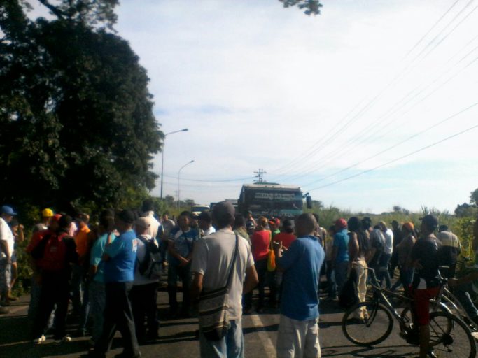 #26Sept: Protesta en la carretera Barquisimeto-Acarigua por aumento del pasaje