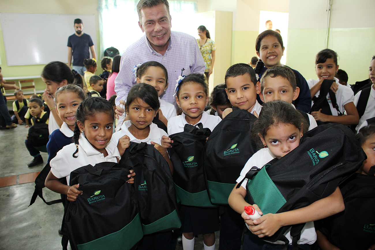 Blyde entregó útiles y morrales a los 4.300 niños de las escuelas municipales