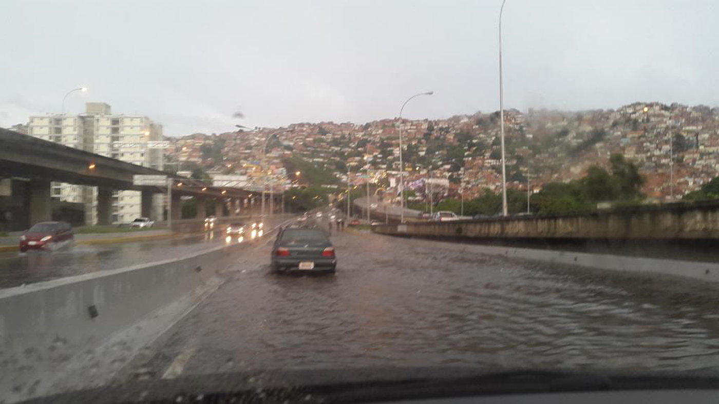 Reportan fuertes lluvias en toda Caracas