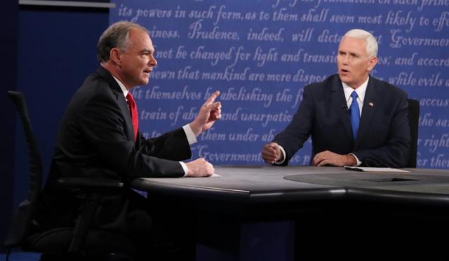  Los candidatos a la Vicepresidencia de EE.UU., el republicano Mike Pence (d) y el demócrata Tim Kaine (i), participan en el único debate hoy, martes 4 de octubre de 2016, en Farmwille, EEUU. EFE