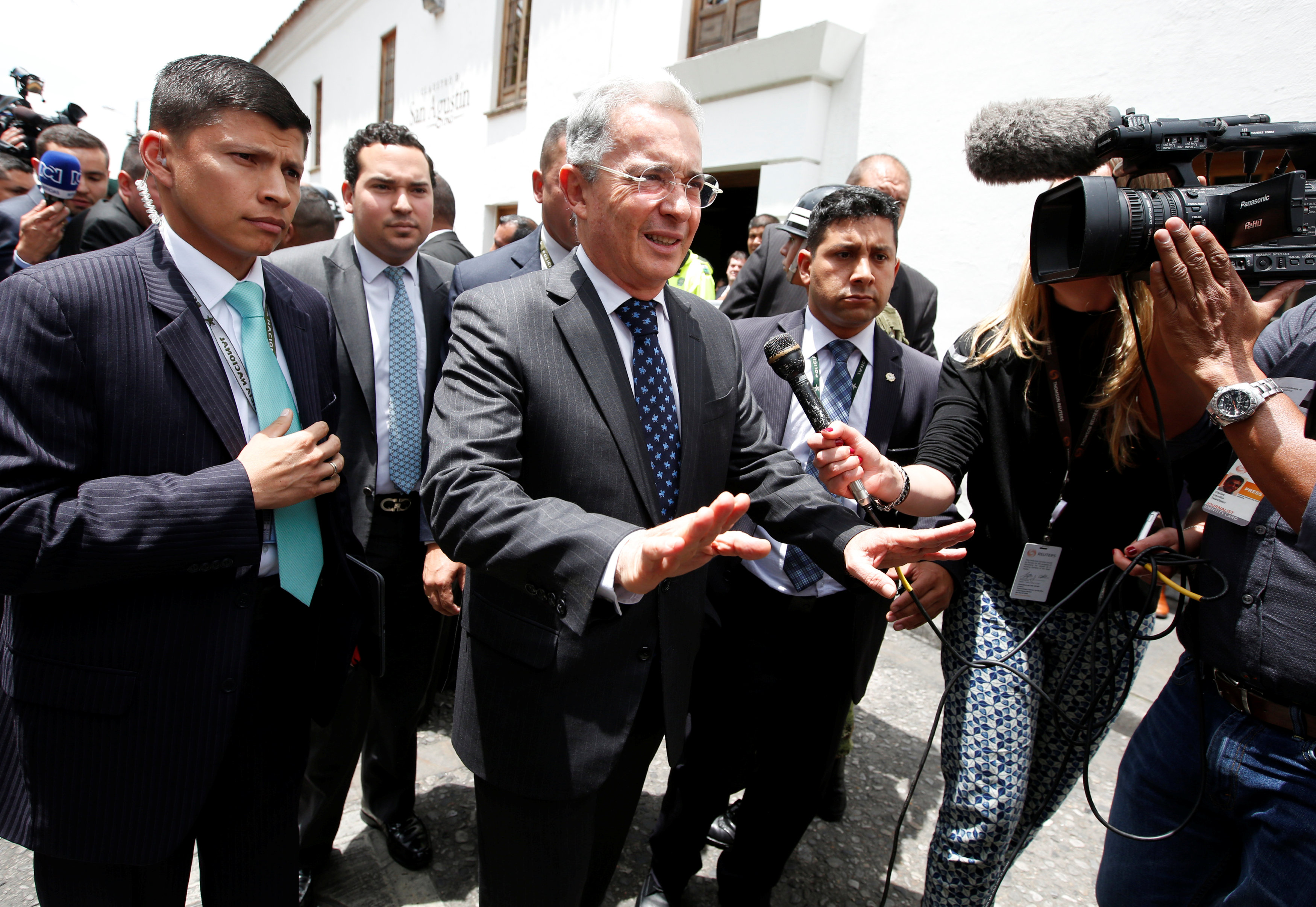 Así recibió Santos a sus dos mejores amigos: Pastrana y Uribe (FOTOS)