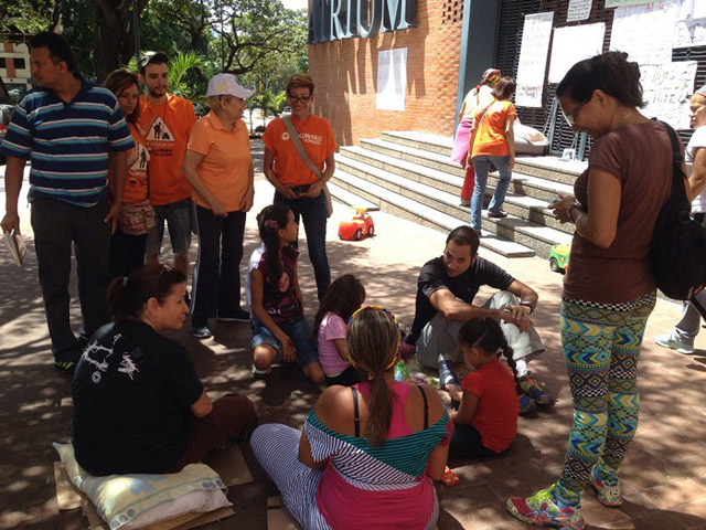 Maestros de Chacao continúan en protesta pacífica, piden sus reivindicaciones salariales