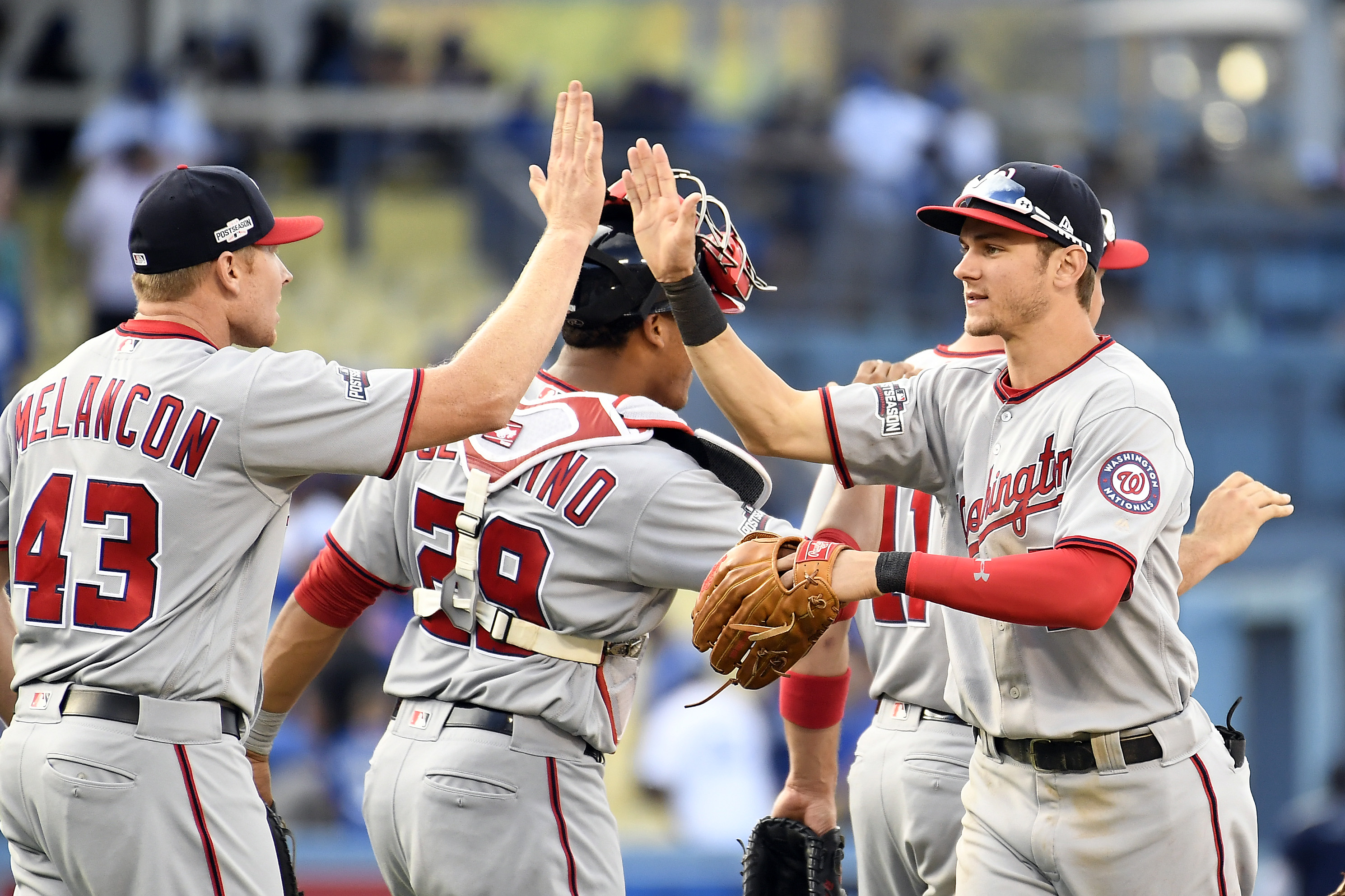 Nacionales se apoyaron en bateo oportuno para acercarse a la Serie de Campeonato