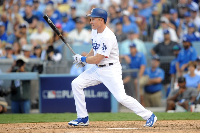 Chase Utley conecta un hit cotra los Nacionales de Washington en el séptimo inning. Foto: Reuters