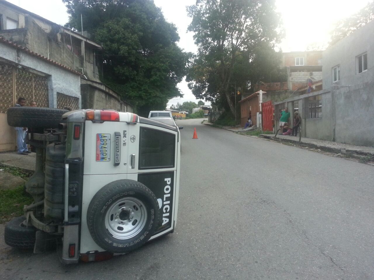 Patrulla de Polimiranda volcó en Charallave tras ataque con artefacto explosivo