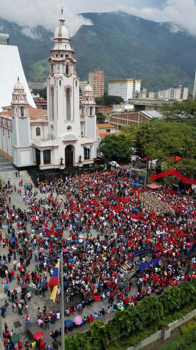 LA FOTO: Este es el “gentíoooo” que acompañó a Maduro en el Panteón Nacional