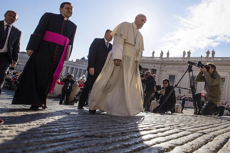 El Papa pide a la sociedad que ayude a los pobres y no mire hacia otro lado