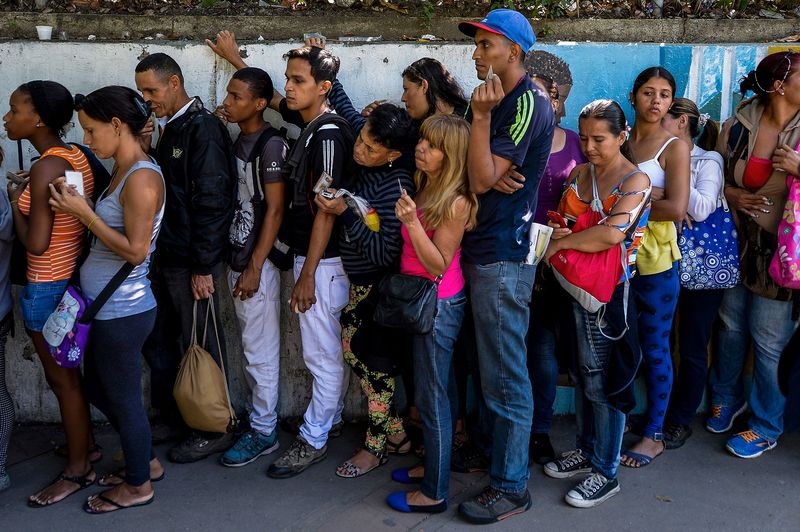 Criminalizan al consumidor que protesta en las colas