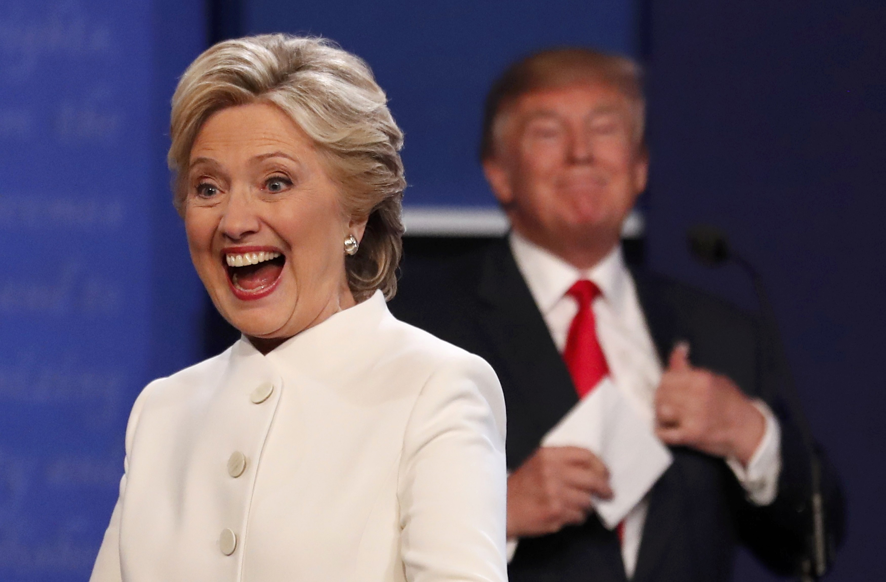 Trump pierde valiosa ocasión y Clinton avista la puerta de la Casa Blanca