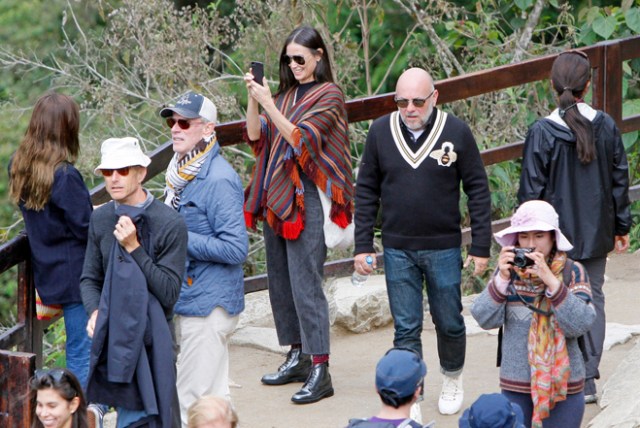 CUZ02. CUZCO (PERÚ), 20/10/2016.- Fotografía cedida por la Agencia Andina que muestra a la actriz estadounidense Demi Moore (c) durante su visita a Machu Picchu hoy, jueves 20 de octubre de 2016, en Cuzco (Perú). Demi Moore visitó hoy las ruinas incas de Machu Picchu, en la selva de la región Cuzco, en el sureste de Perú, junto a un grupo de amigos, informaron medios locales. Moore quien llegó a Lima el pasado lunes y el martes viajó al Cuzco, recorrió el famoso sitio arqueológico ataviada con un poncho de lana oscuro y tomó abundantes fotografías en el lugar, según imágenes difundidas por el Canal N de televisión. EFE/Cortesía Agencia Andina/PROHIBIDO SU USO EN PERÚ/SOLO USO EDITORIAL