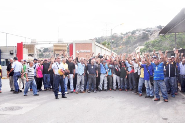 Los trabajadores asesugaron que si el lunes no comienzan a pagarles, tomarán acciones hasta conseguir el pago de las cláusulas del contrato colectivo y la nivelación del salario mínimo. Foto: La Verdad de Vargas