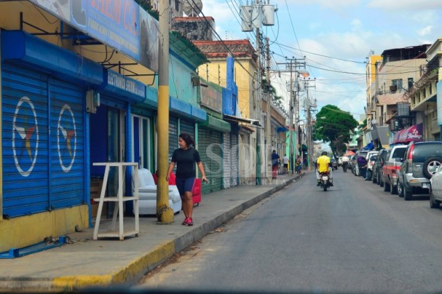 La falta de mercancía ha producido que tiendas cierren sus puertas al público, quienes lentamente van comprendiendo que esto afecta a toda la región. / Foto: JOSÉ RODRÍGUEZ