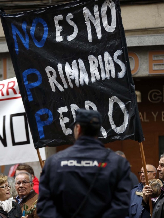 Varios centenares de personas se han concentrado desde antes del mediodía en Madrid, frente la sede del PSOE en la calle de Ferraz, para pedir que el Comité Federal del partido de mañana no se pronuncie a favor de una abstención que facilitaría la investidura de Mariano Rajoy. Los congregados, pertenecientes a agrupaciones socialistas de diferentes puntos de España que exhiben pancartas y corean consignas como las de "No es no", "Somos socialistas", mientras exhiben rosas ya que la convocatoria se ha denominado "la revolución de las rosas". EFE/Sergio Barrenechea