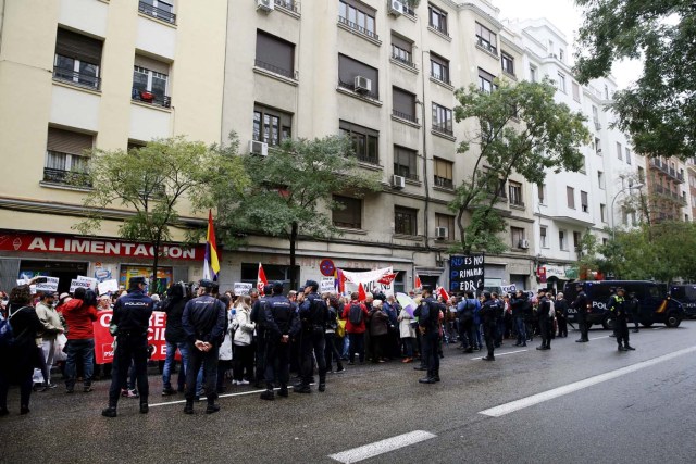 Varios centenares de personas se han concentrado desde antes del mediodía en Madrid, frente la sede del PSOE en la calle de Ferraz, para pedir que el Comité Federal del partido de mañana no se pronuncie a favor de una abstención que facilitaría la investidura de Mariano Rajoy. Los congregados, pertenecientes a agrupaciones socialistas de diferentes puntos de España que exhiben pancartas y corean consignas como las de "No es no", "Somos socialistas", mientras exhiben rosas ya que la convocatoria se ha denominado "la revolución de las rosas". EFE/Sergio Barrenechea