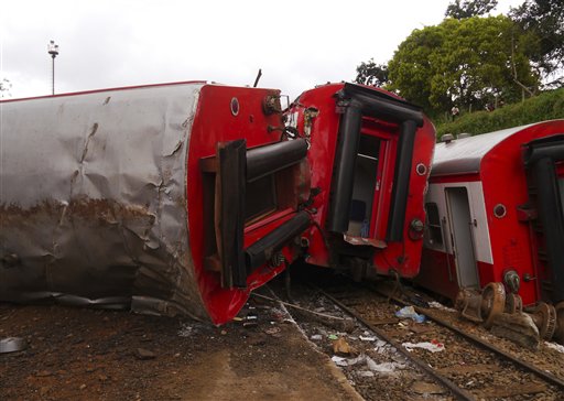 Al menos 70 personas murieron y 600 resultaron heridas en el descarrilamiento del tren, que transportaba exceso de pasajeros entre la capital Yaundé y la ciudad portuaria de Duala, según las autoridades. (AP Foto/Joel Kouam)