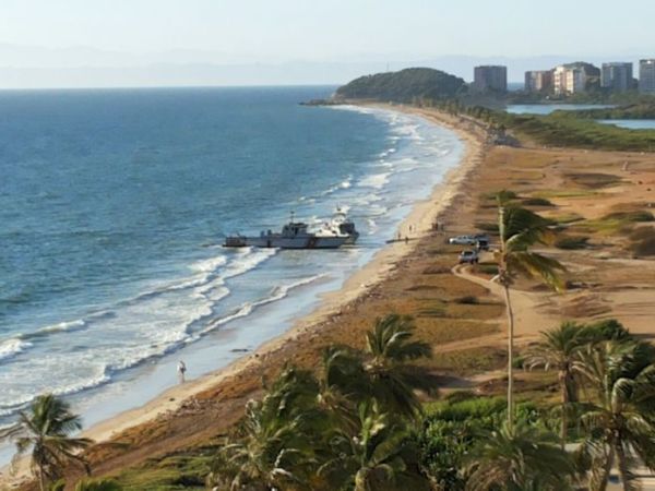 Foto: Dos fragatas varadas en playa La Carocola de Margarita / twitter