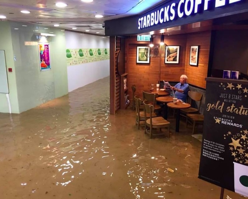 ¡Lo que hacen las ganas! Un anciano se negó a abandonar un café pese a que el lugar se inundó