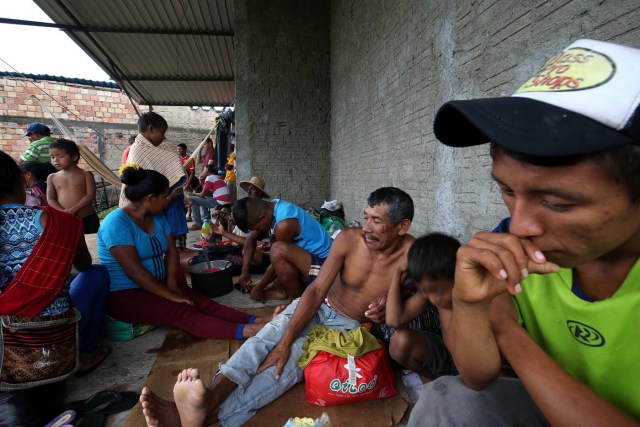 ACOMPAÑA CRÓNICA: BRASIL VENEZUELA - BRA08. PACARAIMA (BRASIL), 24/10/2016.- Fotografía del 21 de octubre de 2016, de un grupo de venezolanos en la ciudad de Pacaraima, una empobrecida y pequeña ciudad del norte de Brasil, que se ha convertido en uno de las últimos horizontes en que los venezolanos consiguen la comida y los productos básicos que escasean en su país. Según distintas fuentes consultadas por Efe en esta ciudad de la frontera entre Brasil y Venezuela, entre 1.000 y 1.500 venezolanos cruzan cada fin de semana la línea divisoria, compran alimentos y regresan a su país. EFE / Marcelo Sayão