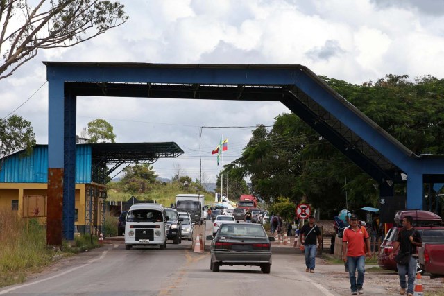 ACOMPAÑA CRÓNICA: BRASIL VENEZUELA - BRA08. PACARAIMA (BRASIL), 24/10/2016.- Fotografía del 21 de octubre de 2016, de un grupo de venezolanos en la ciudad de Pacaraima, una empobrecida y pequeña ciudad del norte de Brasil, que se ha convertido en uno de las últimos horizontes en que los venezolanos consiguen la comida y los productos básicos que escasean en su país. Según distintas fuentes consultadas por Efe en esta ciudad de la frontera entre Brasil y Venezuela, entre 1.000 y 1.500 venezolanos cruzan cada fin de semana la línea divisoria, compran alimentos y regresan a su país. EFE / Marcelo Sayão