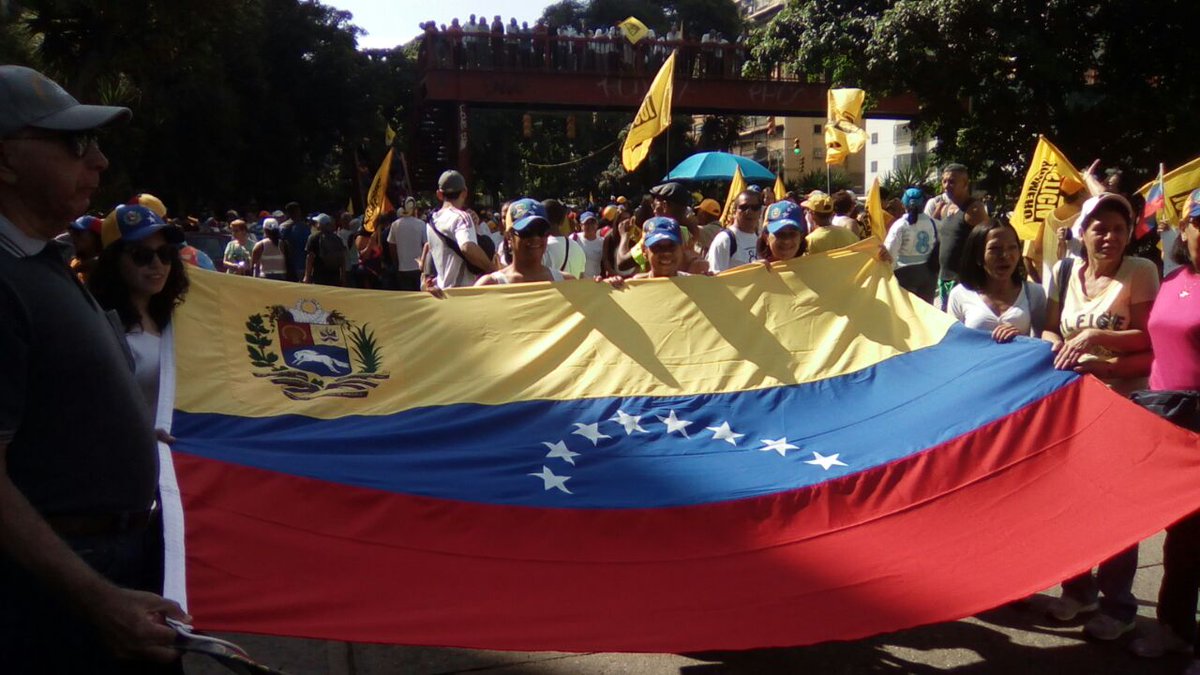 El oeste de Caracas se concentra en la avenida O’Higgins para la #TomaDeVenezuela (Fotos)