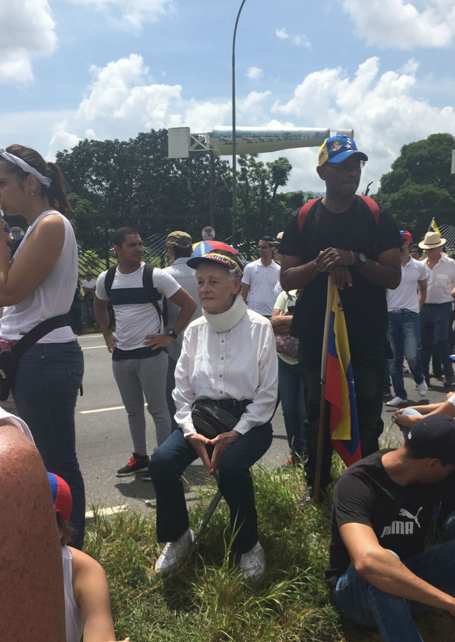 Con un collarín y la esperanza de un mejor país, esta abuela no se rinde (FOTO)