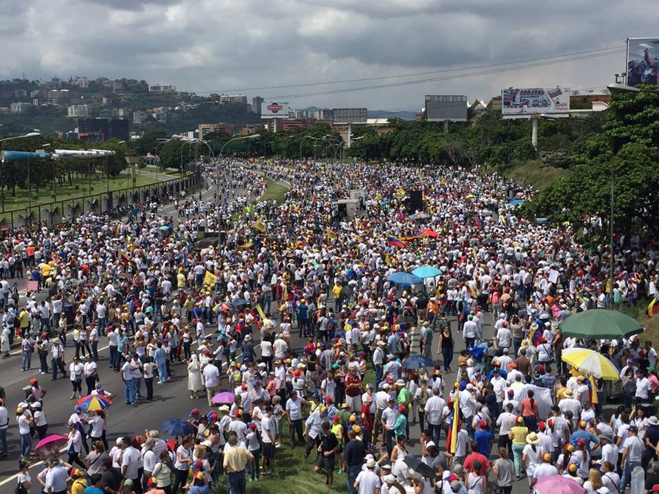 FOTO: Así está la autopista Francisco Fajardo #TomaDeVenezuela 11:59 am