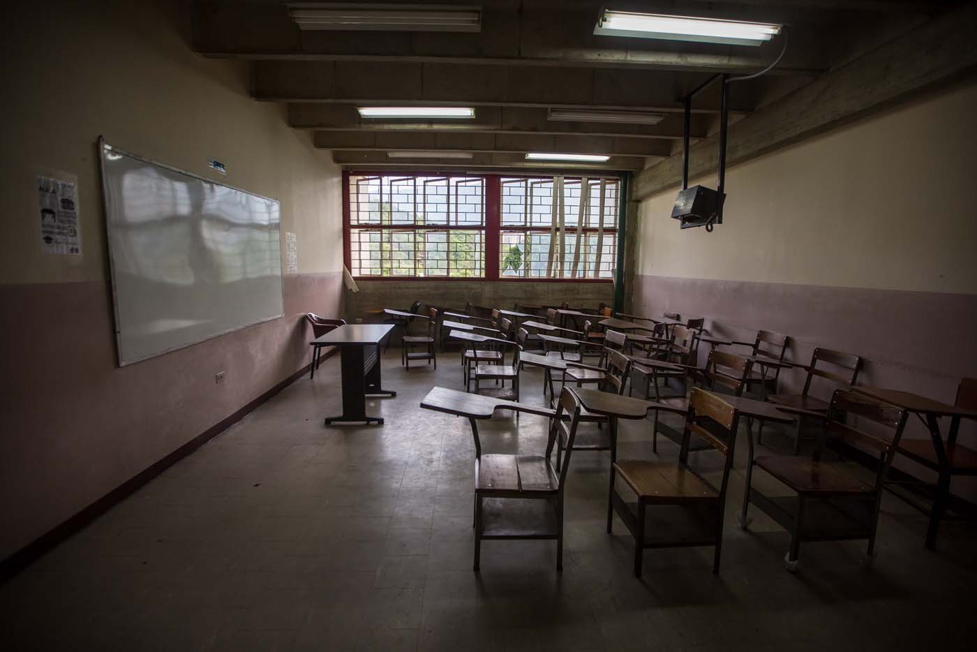 Jóvenes venezolanos escogen la carrera universitaria que el bolsillo les permite y no lo que quieren