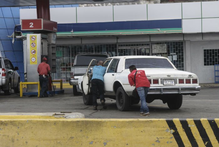 Caos en Barquisimeto para surtir gasolina