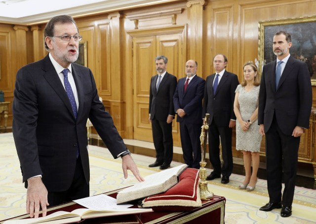 El reelegido presidente del Gobierno, Mariano Rajoy (i), jura el cargo ante el Rey, en presencia del presidente del Consejo General del Poder Judicial (CGPJ) y del Tribunal Supremo, Carlos Lesmes (5d); el presidente del Tribunal Constitucional, Francisco Pérez de los Cobos (4d); el presidente del Senado, Pío García Escudero (3d), y la presidenta del Congreso, Ana Pastor (2d), esta mañana en el Palacio de La Zarzuela. EFE/Ángel Díaz 