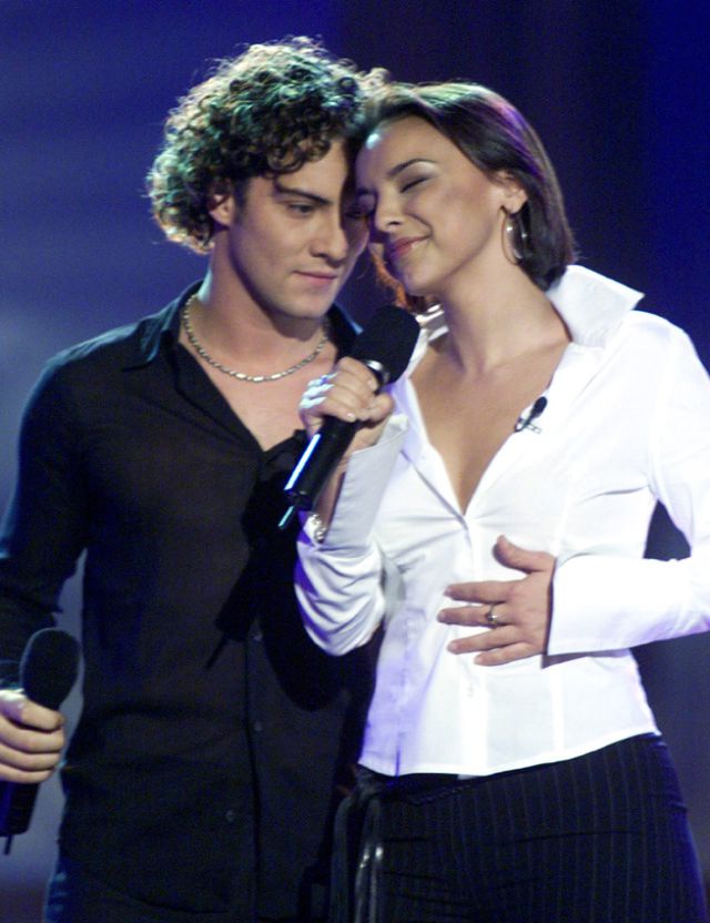 ¡La dejaron mal! David Bisbal le rechazó un beso a Chenoa en pleno escenario