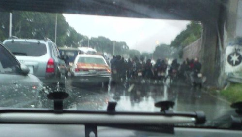 FOTO: Los motorizados “estrellas” que se pararon bajo el puente San Pedro en la Valle-Coche