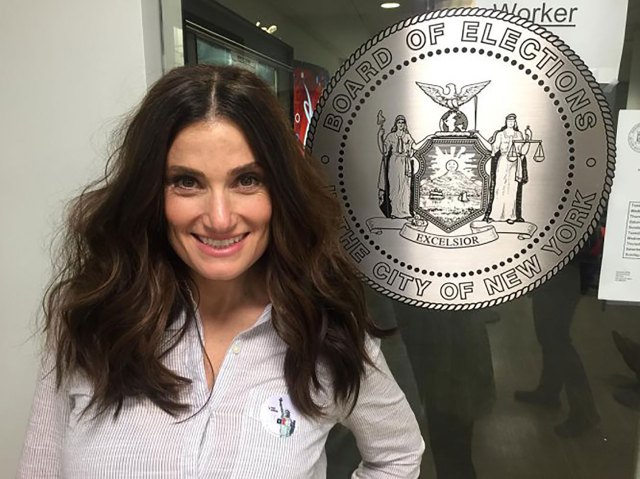 Idina Menzel, la cantante de ‘Let It Go’ de Frozen, compartió esta foto en las redes tras emitir su voto. Foto: Infobae